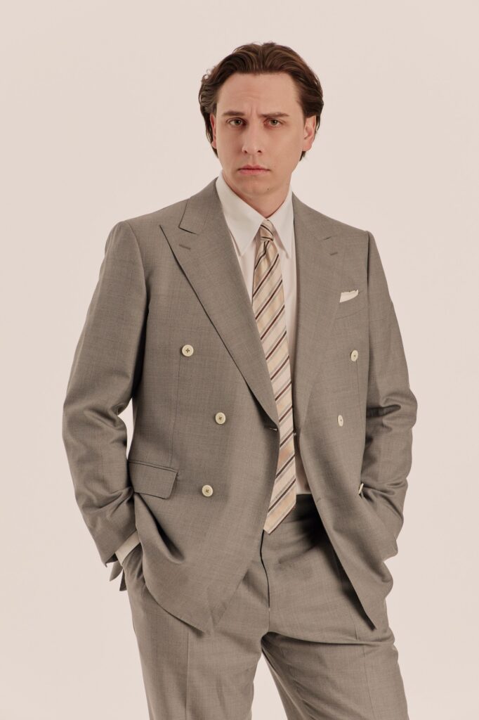 Двубортный костюм