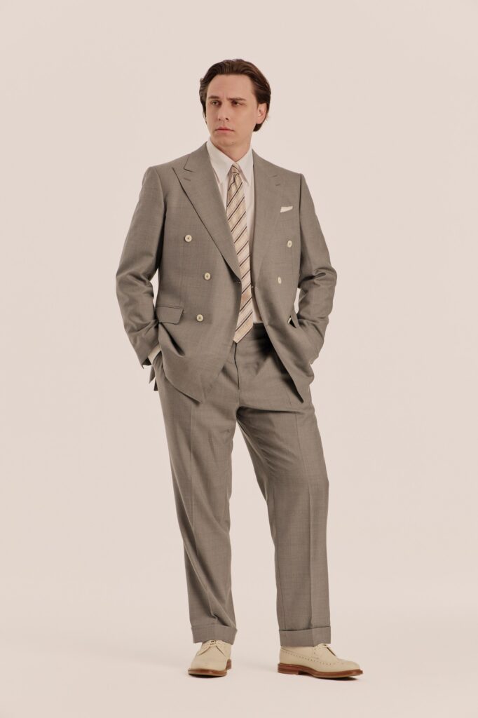 Двубортный костюм